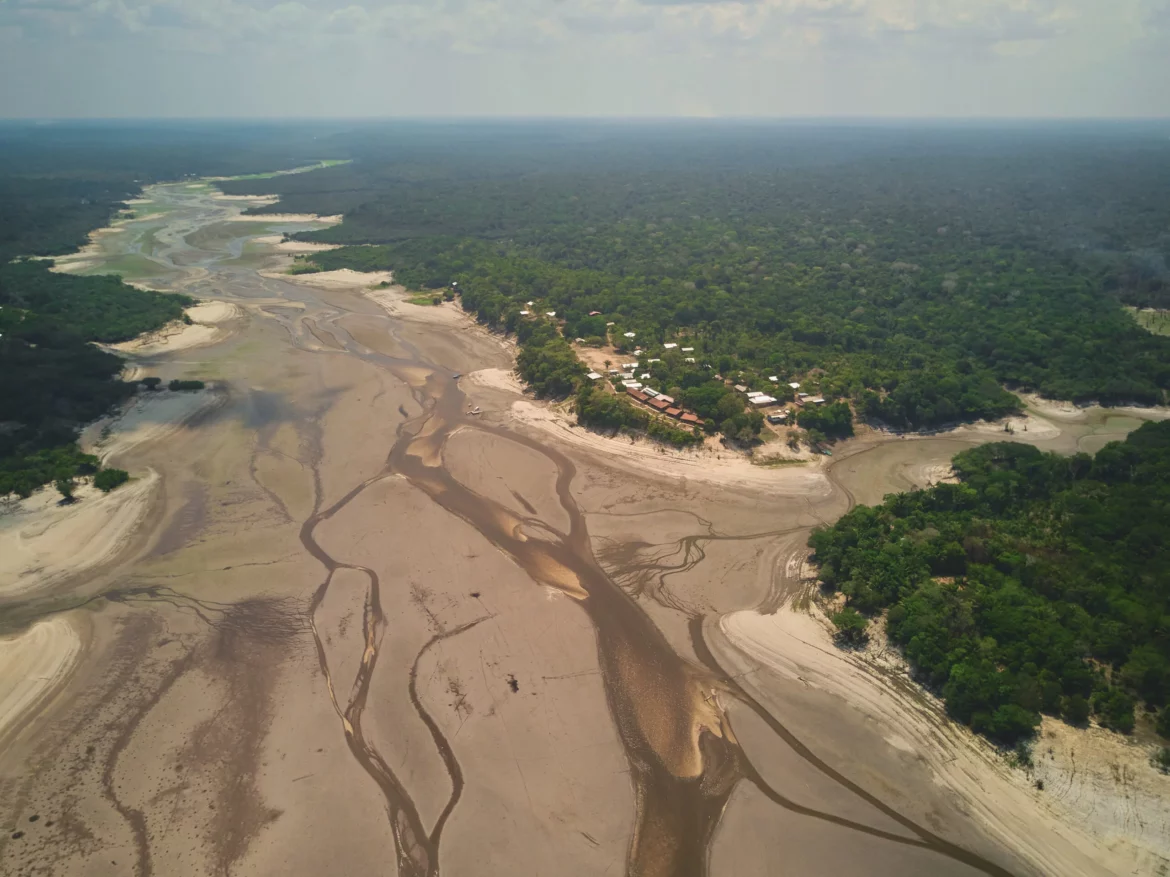 Seca no Amazonas - Rio Negro, Comunidade do Tumbira - Foto de Rodolfo Pongelupe