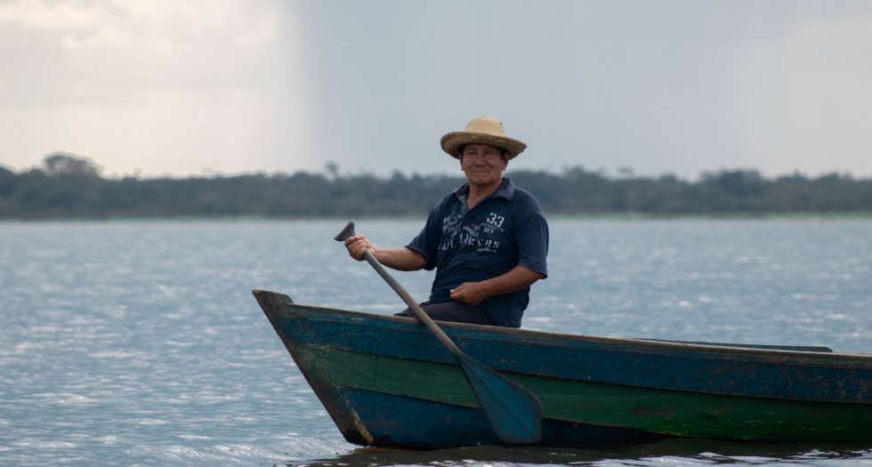 Manejador de pirarucu na Reserva de Desenvolvimento Sustentável Mamirauá, Amazonas, Brasil