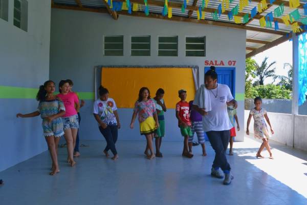 Professor de hip hop dando aulas para crianças em bairro da periferia de Manaus.