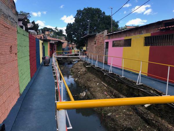 Pintura em bairro da periferia de Manaus, atividade promovida pela Fundação Amazônia Sustentável (FAS).