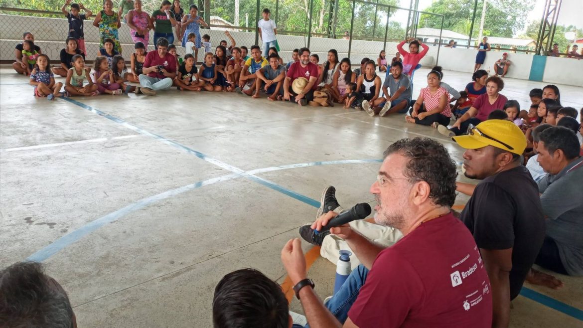 Virgilio Viana, superintendente geral da Fundação Amazônia Sustentável (FAS), em roda de conversa com crianças e adolescentes.