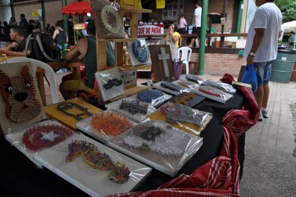 Quadros sendo expostos na Feira da FAS, realizada pela Fundação Amazônia Sustentável (FAS).