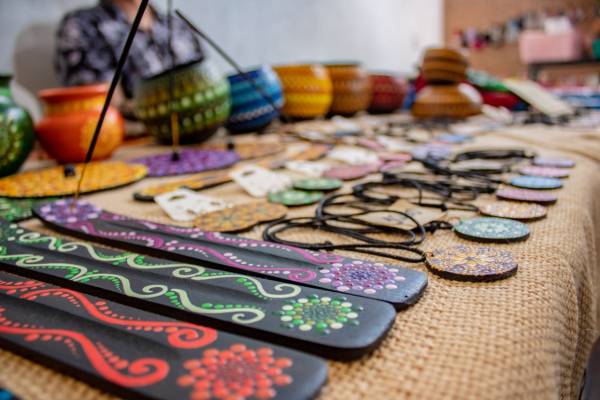 Peças de artesanato sendo expostas na Feira da FAS, realizada pela Fundação Amazônia Sustentável (FAS).