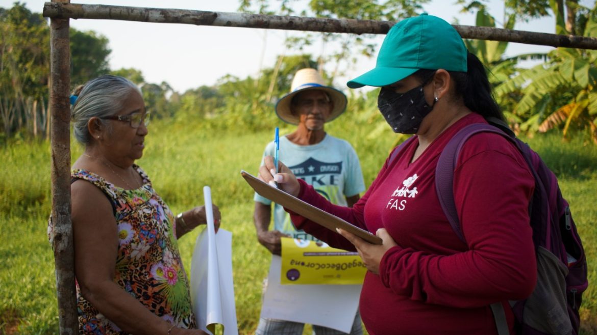 Colaboradora da Fundação Amazônia Sustentável (FAS) fazendo pesquisa com ribeirinhos durante programa chamado Aliança Covid Amazônia, realizado pela FAS.