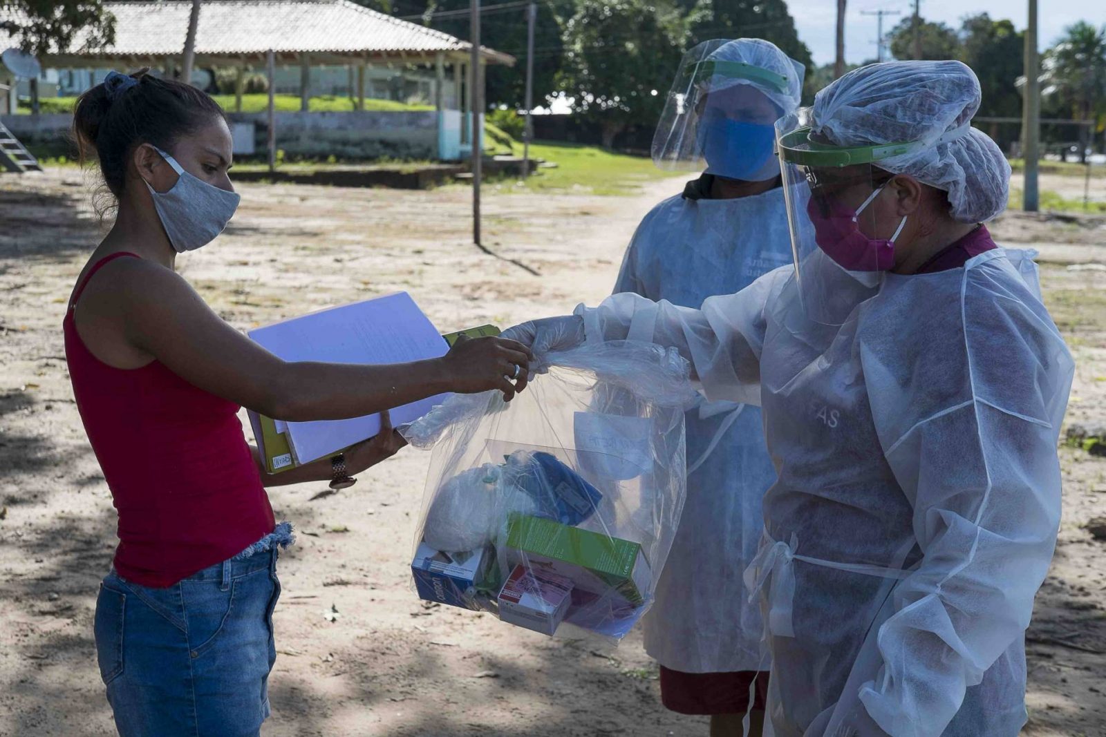 Colaboradores da Fundação Amazônia Sustentável (FAS) entregando kits de proteção contra a covid-19, em comunidades no interior do Amazonas.