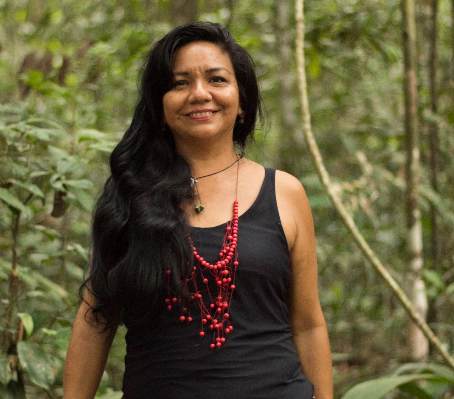 Izolena Garrido, Roberto, professora, artesã e moradora da comunidade Tumbira, localizada no interior do Amazonas.