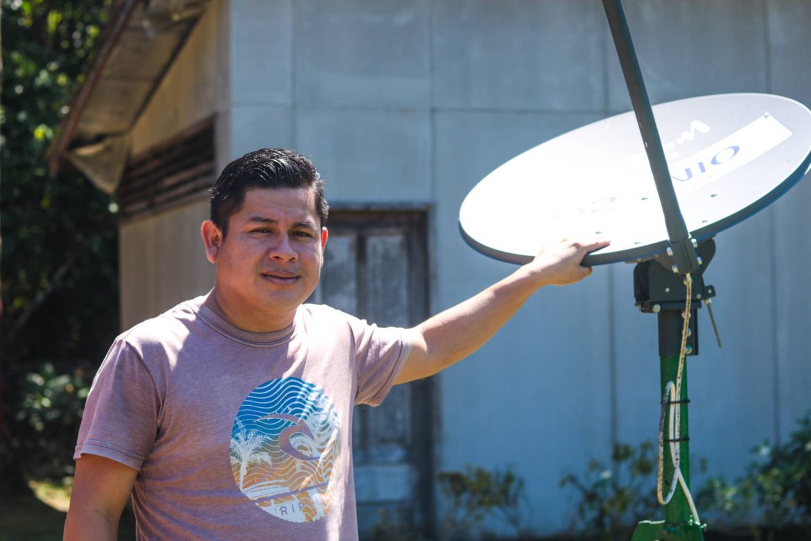 Mario Cruz ao lado de antena de internet em sua comunidade no interior do Amazonas.