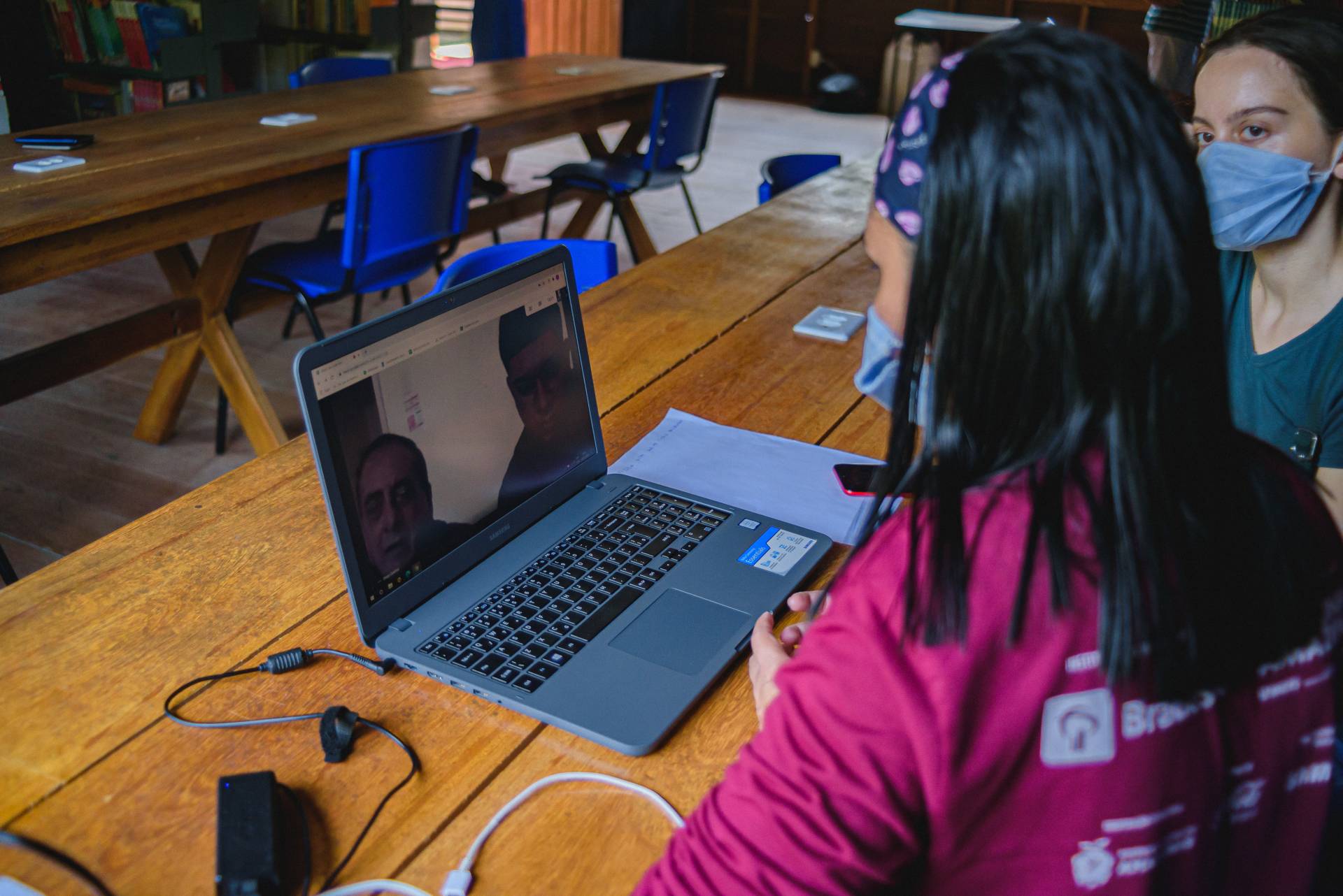 Atendimento psicológico ocorrendo em comunidade ribeirinha durante o período de pandemia no Amazonas.