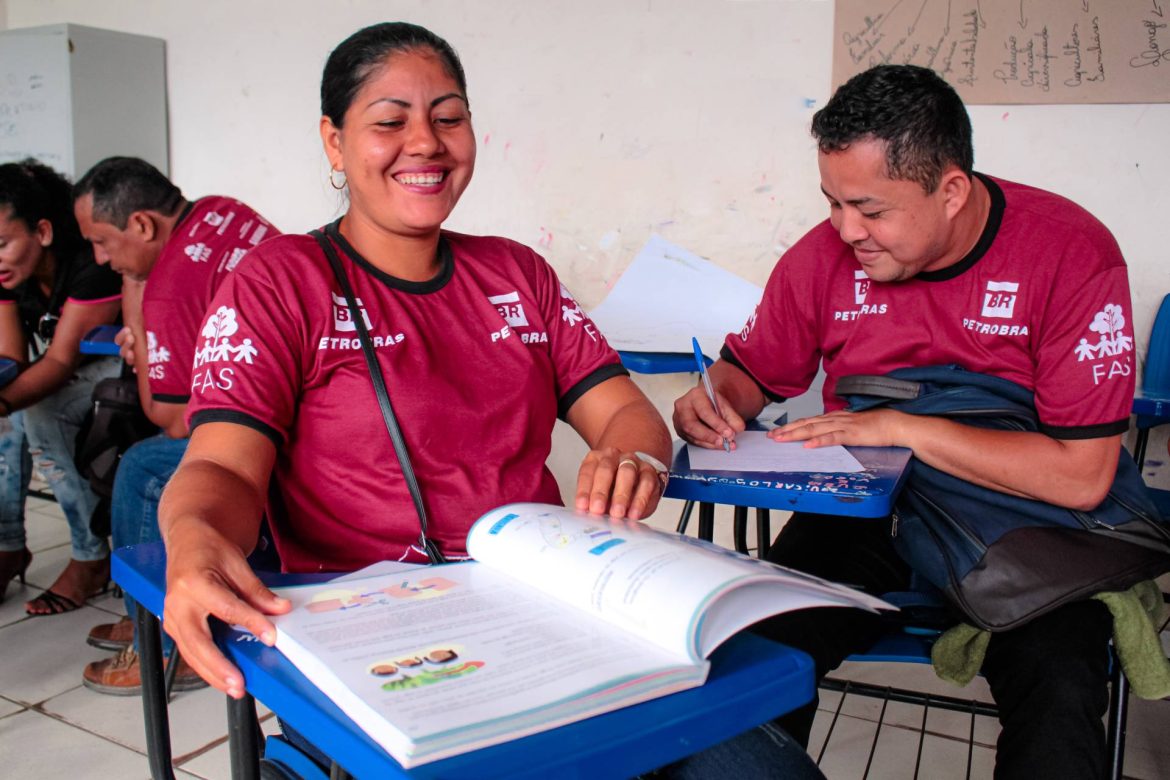 Mulher em sala de aula realizando curso de formação virtual para professores, promovido pela Fundação Amazônia Sustentável (FAS).