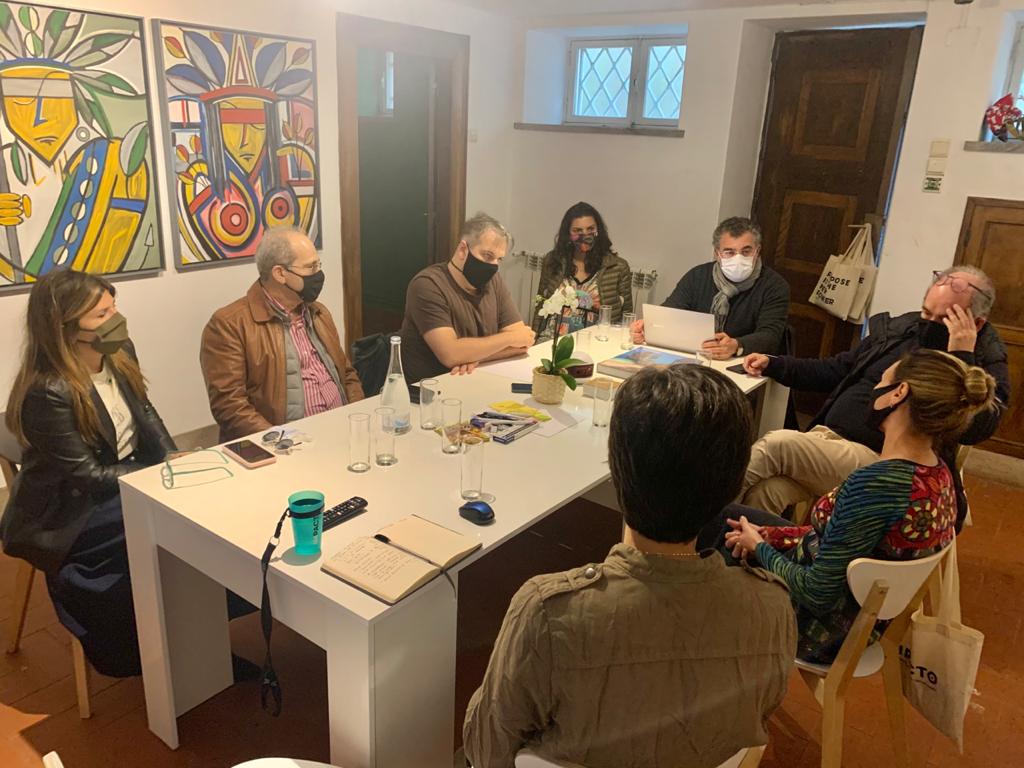 Pessoas reunidas em Portugal para discutir sustentabilidade e projetos da Fundação Amazônia Sustentável (FAS).