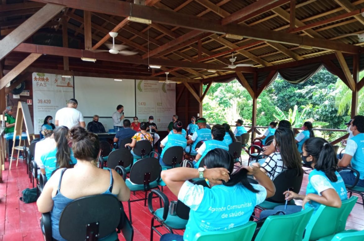 Virgilio Viana, superintendente geral da Fundação Amazônia Sustentável (FAS), reunido com agentes comunitários de saúde na comunidade Tumbira, localizada no Amazonas.