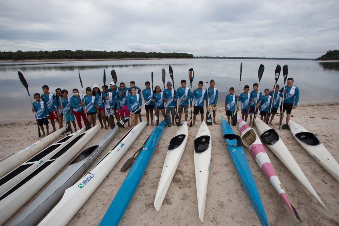Pessoas reunidas para o campeonato de canoagem que aconteceu no Rio Cuieriras, na comunidade indígena Três Unidos, localizada no Amazonas. Esse projeto tem parceria da Fundação Amazônia Sustentável (FAS) e Confederação Brasileira de Canoagem.