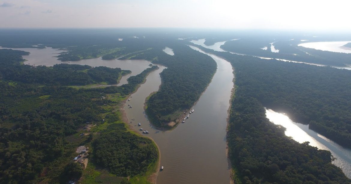 Foto aérea de rio no Amazonas.