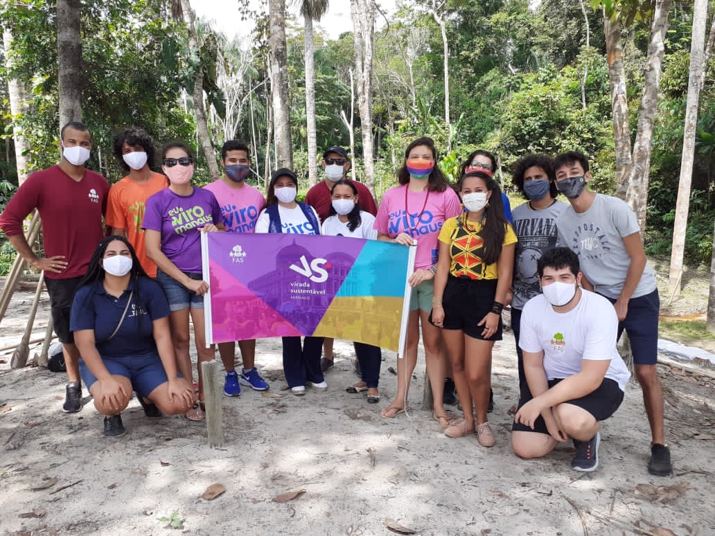 Equipe da Virada Sustentável Manaus realizando atividade, com o apoio da Fundação Amazônia Sustentável (FAS).