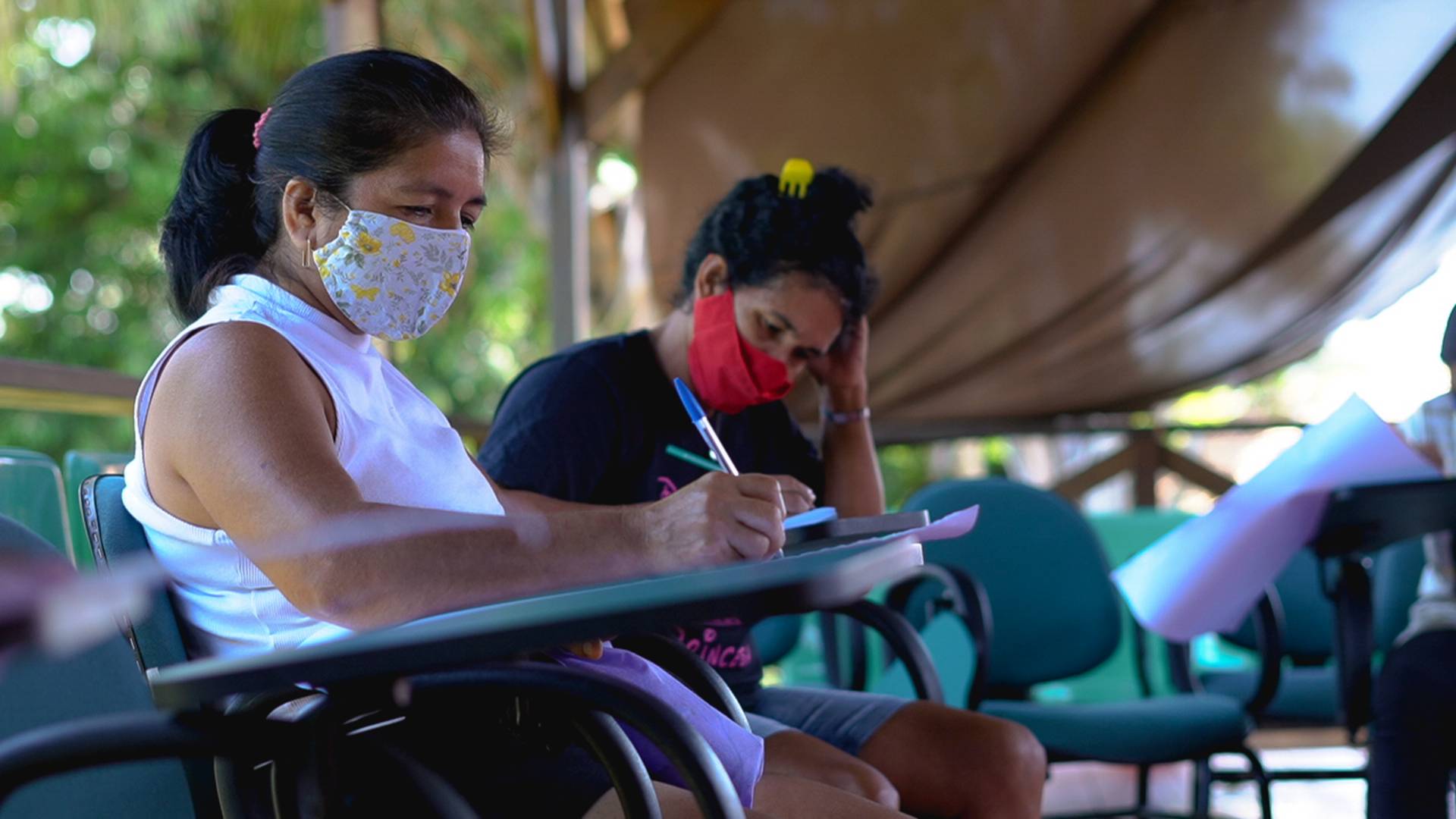 Mulheres ribeirinhas participando de curso sobre empoderamento realizado pela Fundação Amazônia Sustentável (FAS).