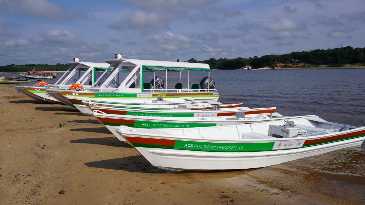 Várias 'ambulanchas' ao lado uma da outra, na beira do rio, que auxiliam no atendimento às comunidades ribeirinhas no interior do Amazonas.