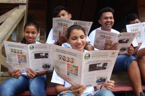 Jovens que fazem parte do projeto Repórteres da Floresta, realizado pela Fundação Amazônia Sustentável (FAS).