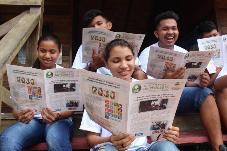 Jovens que fazem parte do projeto Repórteres da Floresta, realizado pela Fundação Amazônia Sustentável (FAS).
