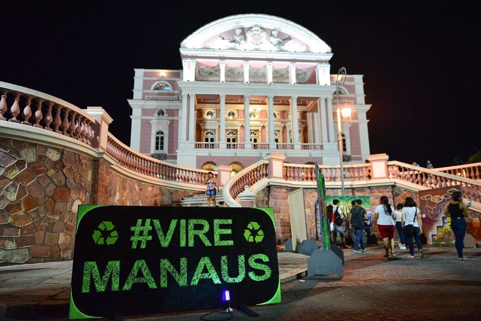 Placa escrito #VIREMANAUS, colocada em frente ao Teatro Amazonas, durante ação da Virada Sustentável Manaus, realizada pela Fundação Amazônia Sustentável (FAS).