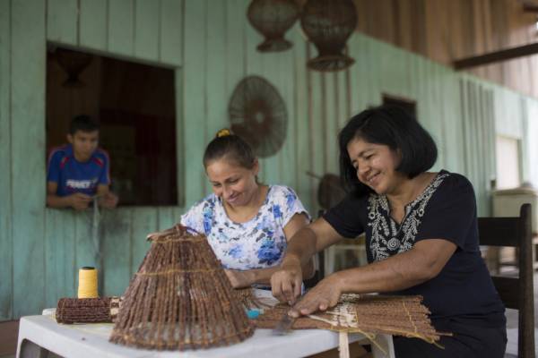 Mulheres fazendo artesanato na comunidade Tumbira, localizada na Reserva de Desenvolvimento Sustentavel do Rio Negro, no município de Iranduba.