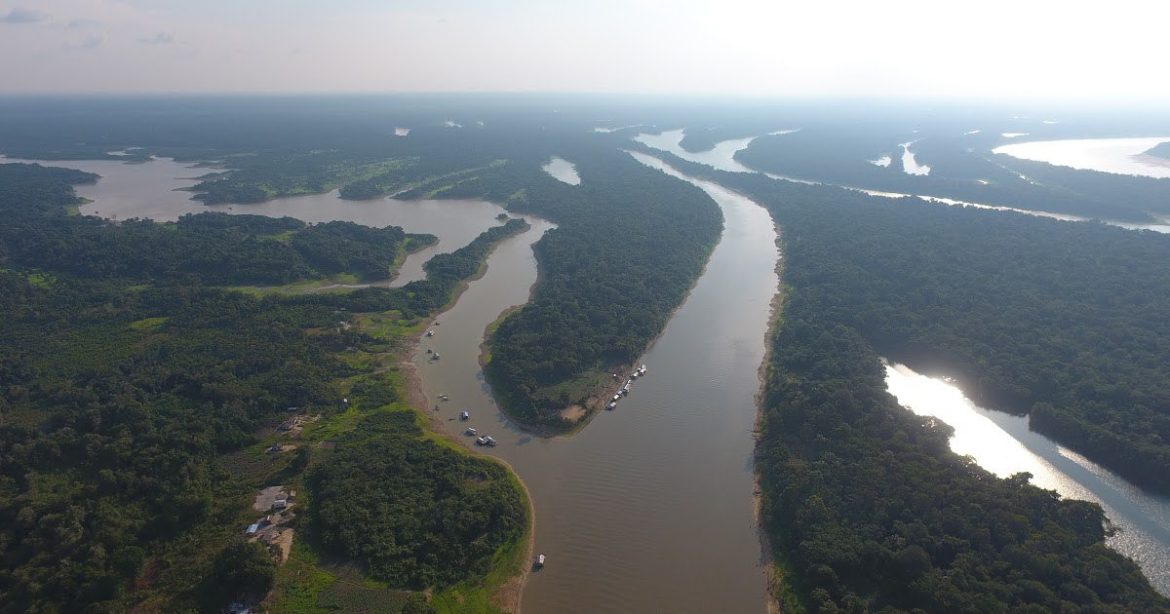 Imagem aérea de rio no Amazonas.