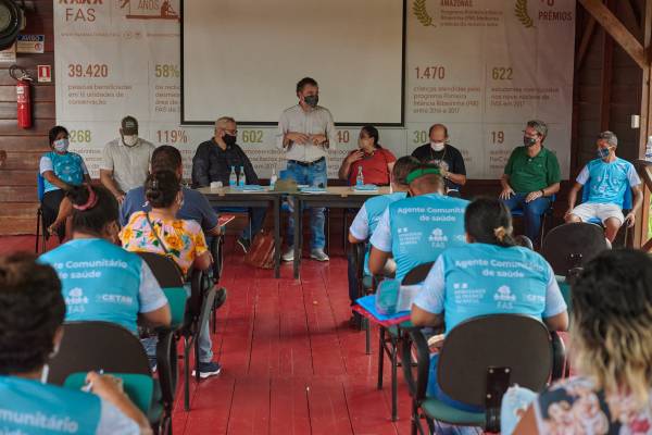 Virgilio Viana, superintendente geral da Fundação Amazônia Sustentável (FAS), reunido com agentes comunitários de saúde na comunidade Tumbira, localizada no Amazonas.