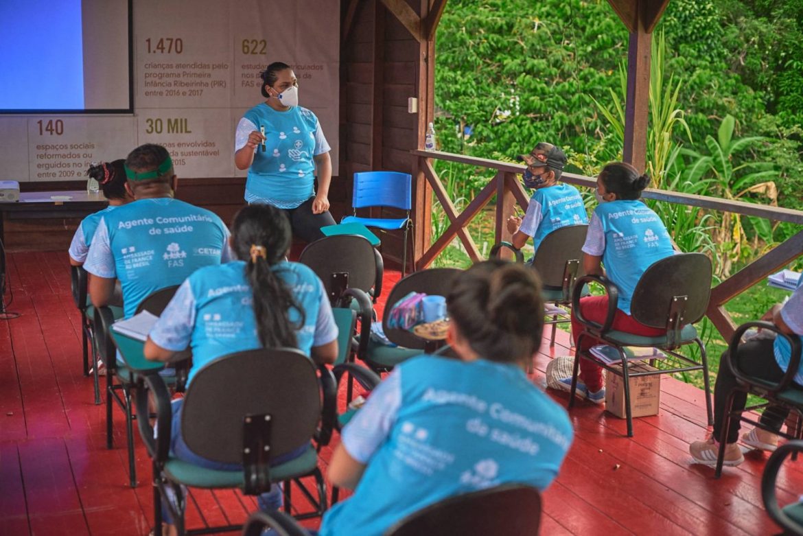 Curso de agente comunitário de saúde realizado na comunidade Tumbira, no interior do Amazonas, através do CETAM com apoio da Fundação Amazônia Sustentável (FAS).