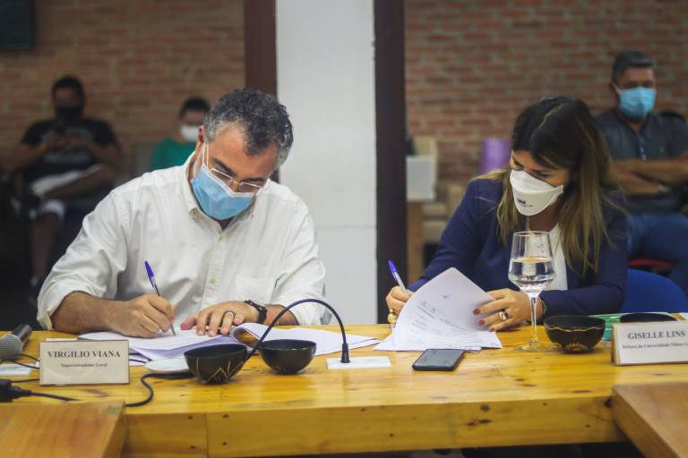 Virgilio Viana, superintendente geral da Fundação Amazônia Sustentável (FAS) assinando documentos no encontro de gestores realizado na sede da FAS, em Manaus.