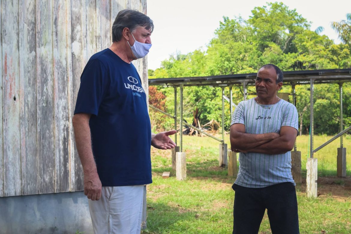 Representante da Unicoba e equipe da Fundação Amazônia Sustentável (FAS), visitando a comunidade Santa Helena do Inglês, localizada na Reserva de Desenvolvimento Sustentável (RDS) do Rio Negro, no Amazonas.