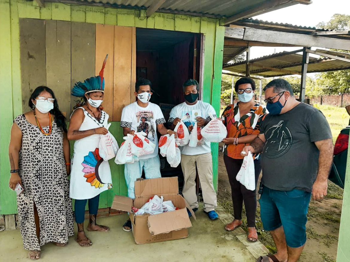 Comunidades indígenas recebendo doações durante o enfrentamento da COVID-19.