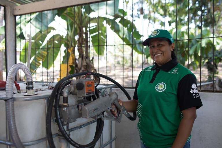 Frentista, Quezia Alves Barbosa, em seu posto de trabalho na Comunidade Nossa Senhora do Perpetuo Socorro, localizada no interior do Amazonas.
