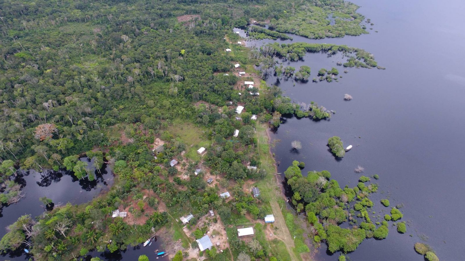 Foto aérea de comunidade ribeirinha.