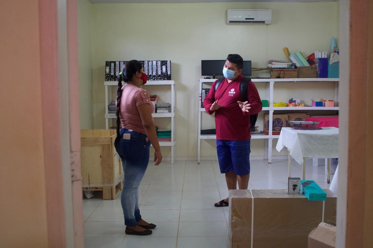 Colaborador da Fundação Amazônia Sustentável (FAS) visitando espaço onde terá ponto de telessáude.