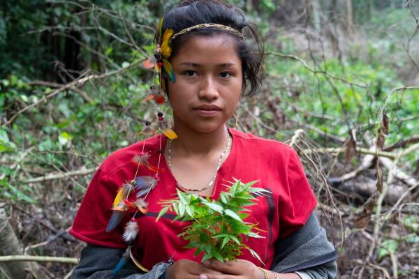 Garota indígena posando para foto.