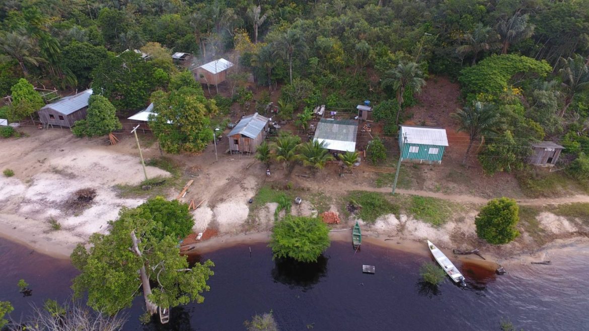 Imagem aérea de comunidade no interior do Amazonas.