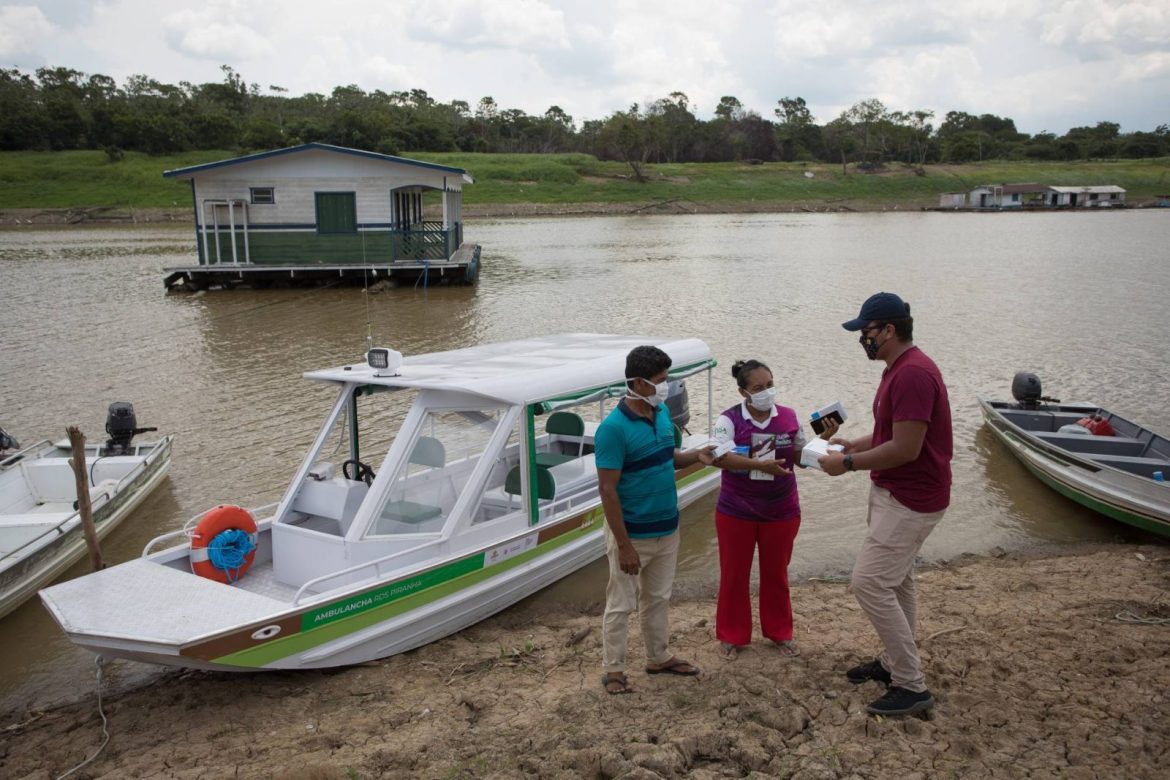 Ambulâncias fluviais levando profissionais para fazendo atendimento de saúde em comunidades ribeirinhas no Amazonas.