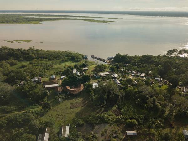 Imagem aérea de comunidade ribeirinha no Amazonas.
