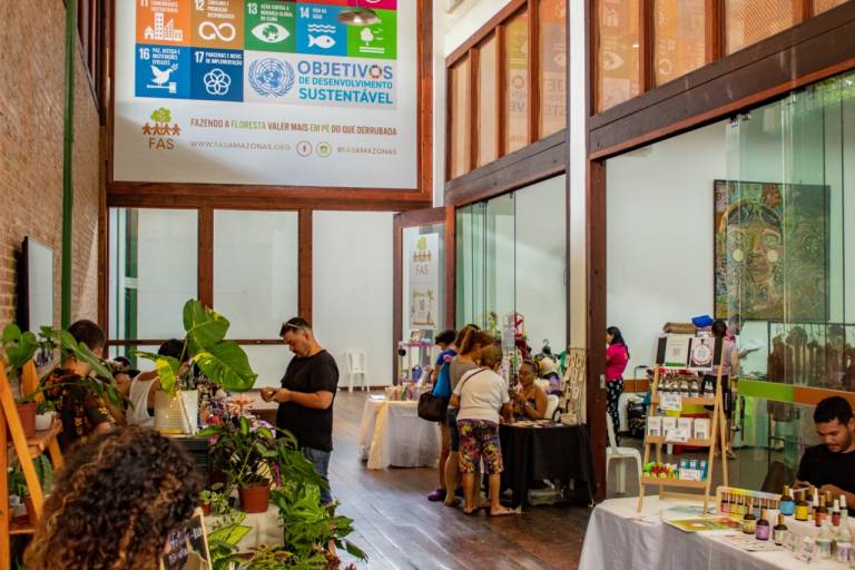 Pessoas visitando stands durante a Feira da FAS, realizada pela Fundação Amazônia Sustentável (FAS).