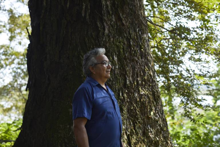 Manoel Garrido, artesão ribeirinho que vive em uma comunidade na Reserva de Desenvolvimento Sustentável (RDS) do Rio Negro (AM), no Amazonas.
