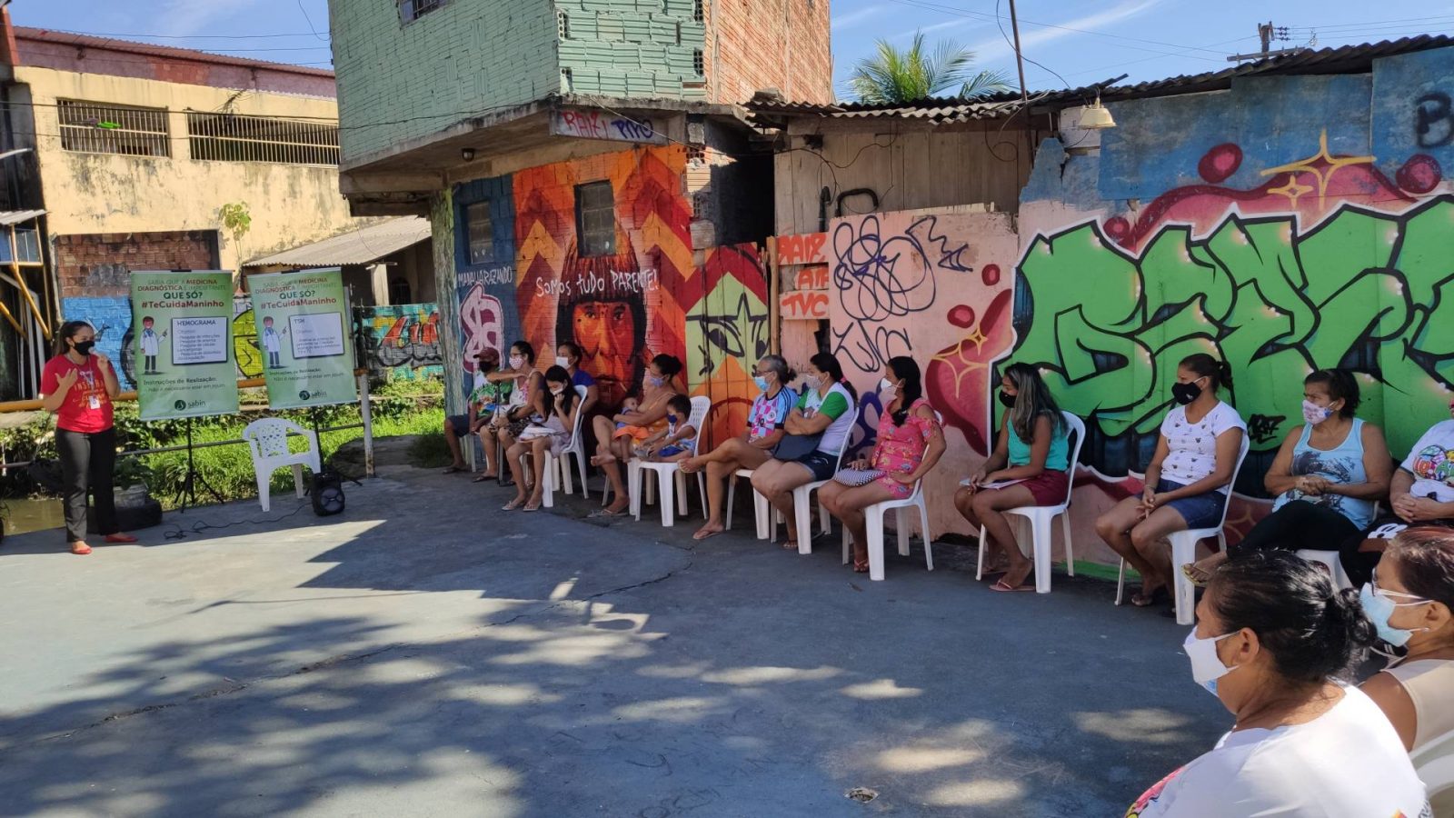 Pessoas reunidas em ação da Fundação Amazônia Sustentável (FAS) em parceria com o laboratório Sabin, sobre cuidados com a saúde.