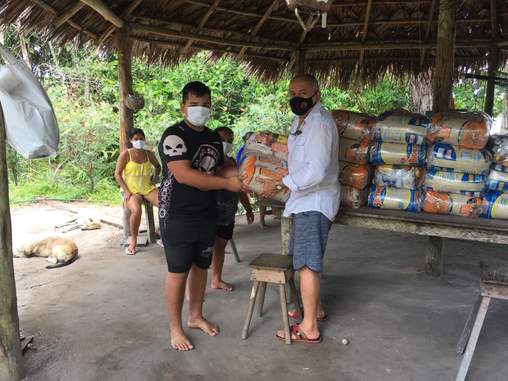 Entrega de cestas básicas recebidas pela FUNAI para comunidades indígenas com apoio da Fundação Amazônia Sustentável (FAS).