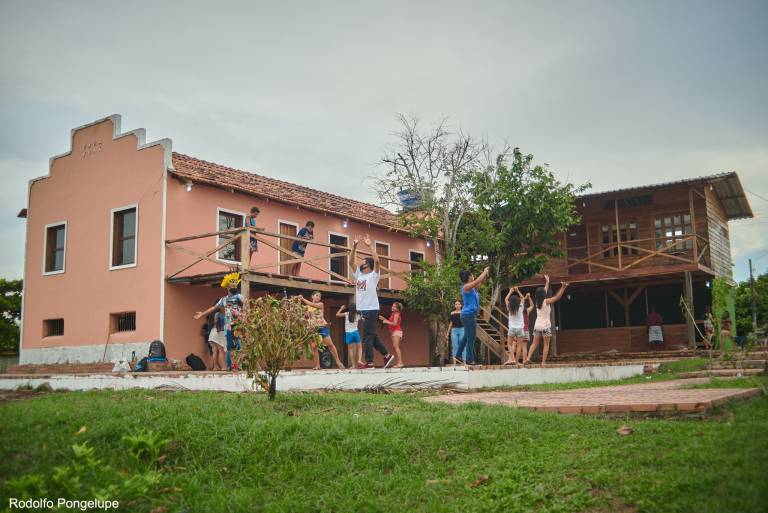 Crianças e adultos fazendo atividades no Casarão do Punã, localizado na comunidade ribeirinha do Punã, que fica na Reserva de Desenvolvimento Sustentável (RDS) Mamirauá, no município de Uarini, a 565 quilômetros da capital do estado do Amazonas.