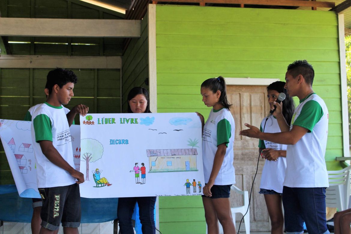 Jovens apresentando atividade durante a realização do projeto DICARA, criado pela Fundação Amazônia Sustentável (FAS), que tem como objetivo formar jovens líderes.