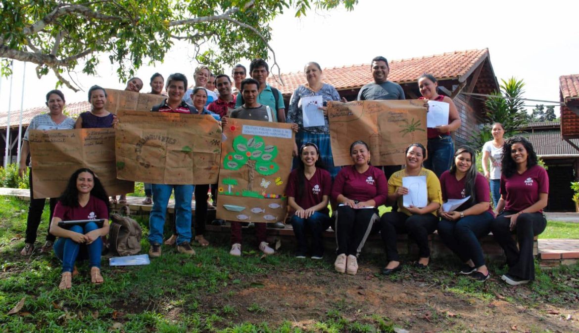 Equipe do Projeto de Educação para Sustentabilidade, criado pela Fundação Amazônia Sustentável (FAS), ao lado de moradores de comunidade ribeirinha.