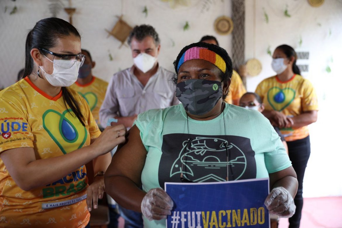 Mulher recebendo vacinação em comunidade ribeirinha no Amazonas, durante ação apoiada pela Fundação Amazônia Sustentável (FAS).