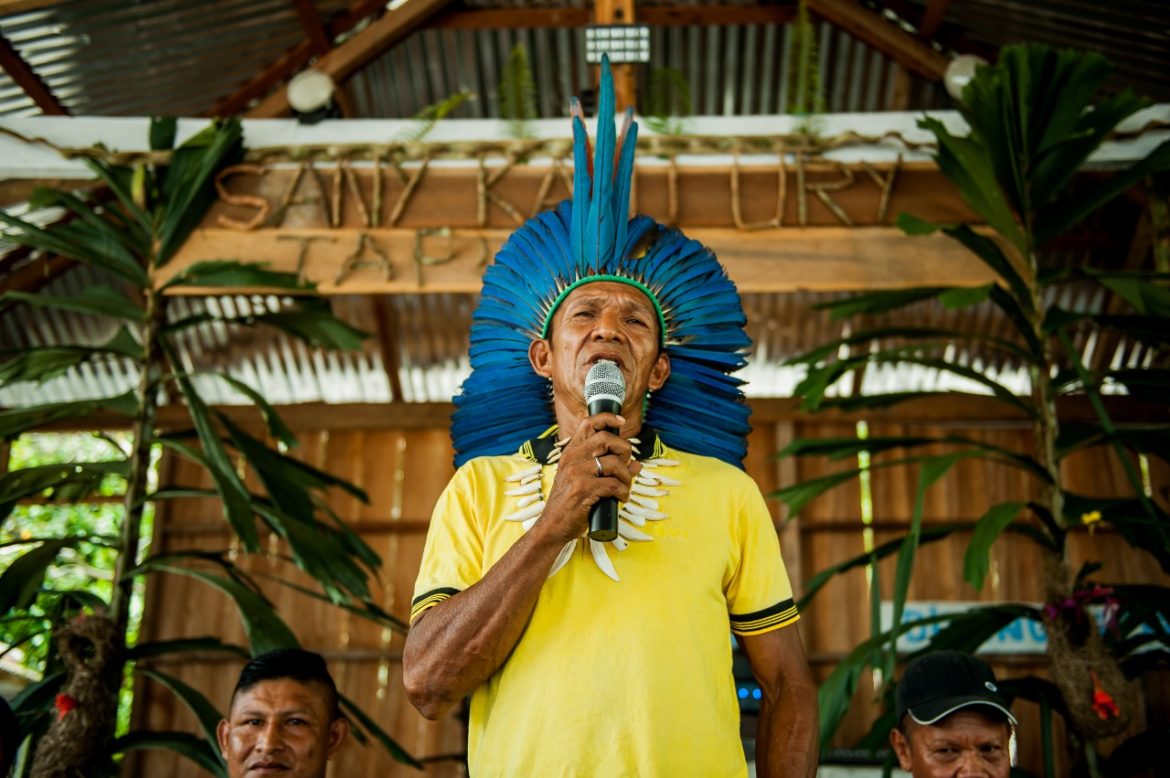Liderança indígena falando sobre economia verde e inclusiva na Amazônia.