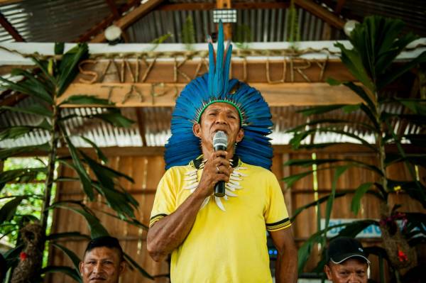 Liderança indígena falando sobre economia verde e inclusiva na Amazônia.