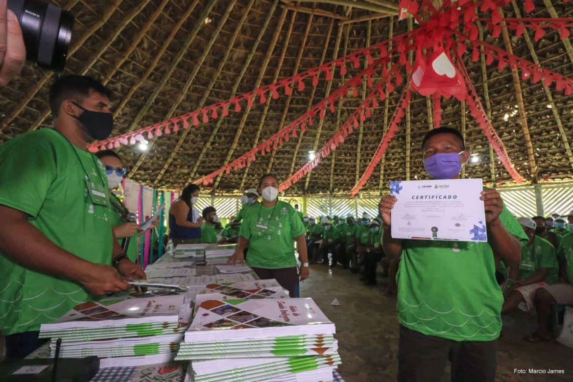 Agentes de saúde recebendo certificado de capacitação em medicina tradicional no Amazonas.