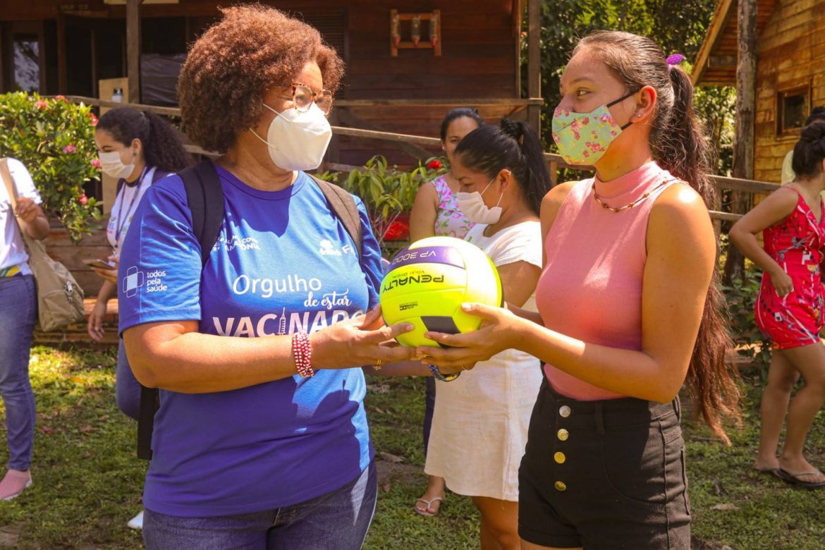 Valcléia Solidade, entregando bola para menina indígena, em alusão ao projeto chamado 'Deixa a Mana Jogar', realizado pela Fundação Amazônia Sustentável (FAS), na comunidade Três Unidos no interior do Amazonas.