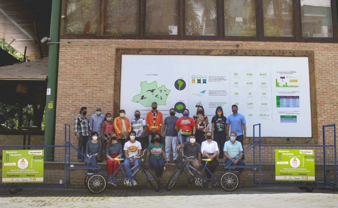 Catadores e líderes comunitários recebendo uma doação de triciclos na sede da Fundação Amazônia Sustentável (FAS), em Manaus.